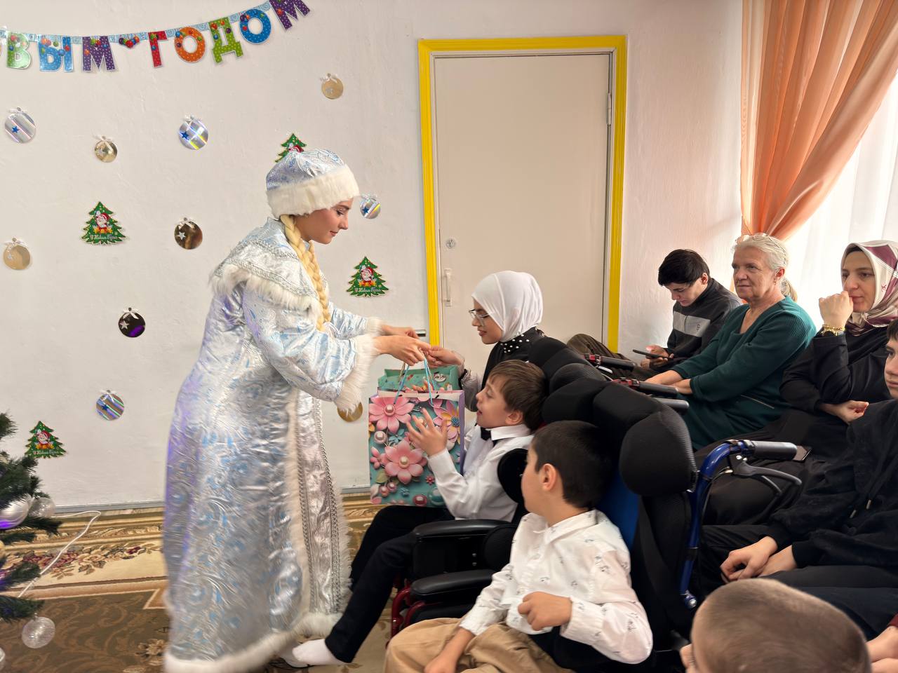 В Хасавюртовском Центре для детей и подростков раздали 35 новогодних подарков